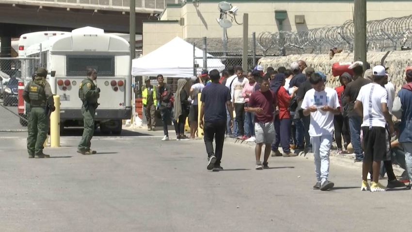 Migrantes se entregan para evitar una redada antes del fin del Título 42