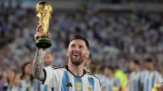 Lionel Messi levanta la Copa del Mundo conquistada en Catar 2022.