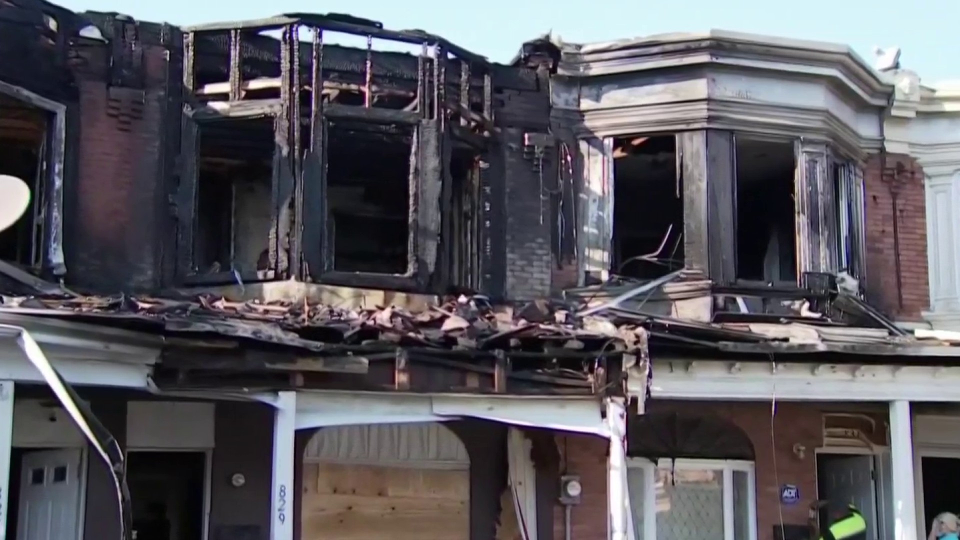 Familias Desplazadas Tras Incendio En Casas De Hilera En Camden ...