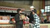 En video: repartidor le dispara a YouTuber bromista en centro comercial