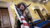 El “hombre bisonte” del asalto al Capitolio podría aspirar al Congreso