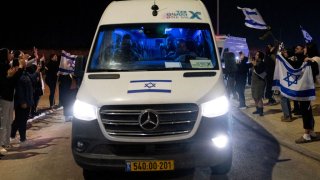 El van con los ocho rehenes liberados por Hamas llegó este viernes a Israel.