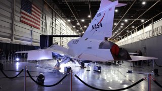 El avión supersónico X-59, desarrollado por la NASA y Lockheed Martin Skunk Works, fue registrado este viernes, 12 de enero, durante su presentación, en Palmdale (California, EE.UU.). EFE/Allison Dinner