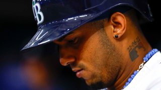 SAN PETERSBURGO, FLORIDA - 12 DE AGOSTO: Wander Franco # 5 de los Rays de Tampa Bay mira durante la novena entrada contra los Guardianes de Cleveland en Tropicana Field el 12 de agosto de 2023 en San Petersburgo, Florida. (Foto de Douglas P. DeFelice/Getty Images)