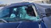 Vivo de milagro: bloque de hielo cae en su auto y despedaza su parabrisas