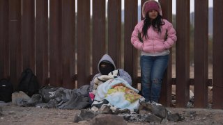 EE.UU. reabrirá varios puntos de entrada en la frontera sur en plena crisis migratoria