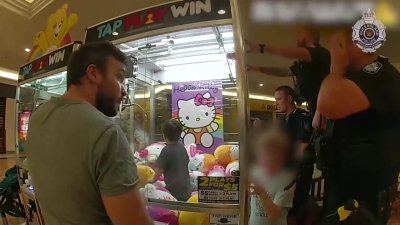 En video: policía rescata a un niño que quedó atrapado en una máquina de gancho con peluches