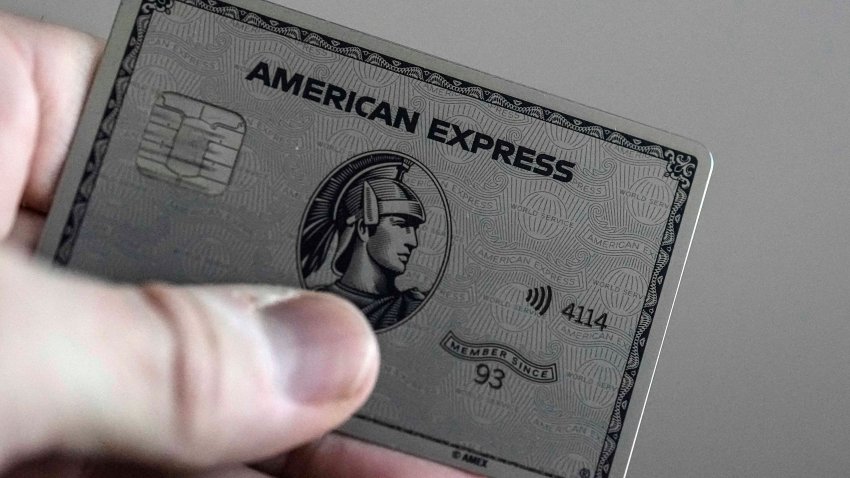 Esta fotografía del jueves 18 de enero de 2024 muestra una tarjeta American Express, en Atlanta. (AP Foto/Mike Stewart)