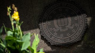 El sello de la Oficina Federal de Investigación (FBI) en su sede en Washington, D.C., EEUU., el lunes 22 de agosto de 2022.