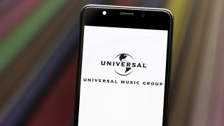 En esta ilustración fotográfica, el logotipo de Universal Music Group se muestra en un teléfono inteligente.