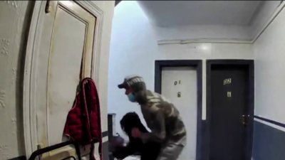 En video: madre sale a pelear contra presunto secuestrador para salvar a su hija