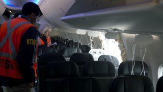 Inspectores de la FAA revisan el avión Boeing que perdió una puerta de emergencia durante un vuelo de Alaska Airlines.