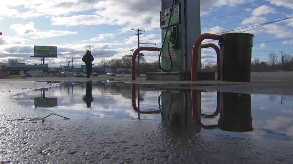 Se repite la historia cierran gasolinera de NJ por vender combustible