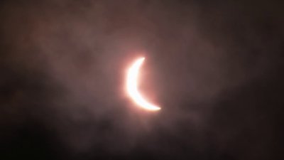 Eclipse solar total 2024 desde Filadelfia un poco nublado