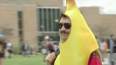 Universitarios celebran el Día de la Banana