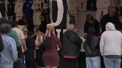 Cientos de fanáticos se abastecen de mercancía de Bad Bunny