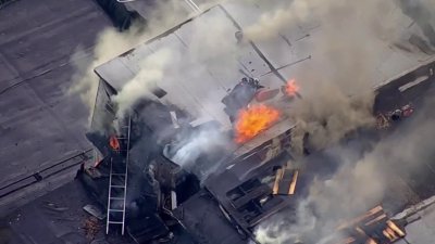 Bomberos intentan controlar incendio en casas de hilera