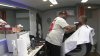 Barbero hispano ofrece cortes de pelo gratuitos para la comunidad de Kensington