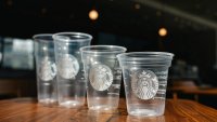 Starbucks presenta vaso para bebidas frías hecho con hasta un 20% menos de plástico