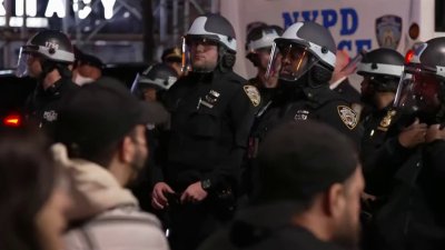 NYPD entra a Columbia y arresta a cientos de manifestantes