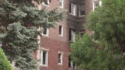 Cien desplazados tras incendio en complejo de apartamentos