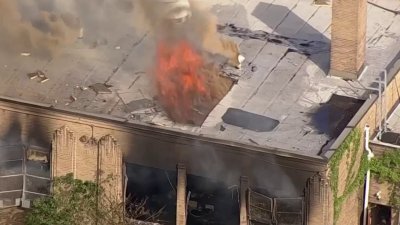 Bomberos luchan con fuego en antigua escuela en Camden