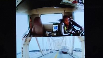 Conductora de camión queda colgando de un puente