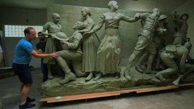 Escultor utiliza modelos reales para recrear monumento a soldados