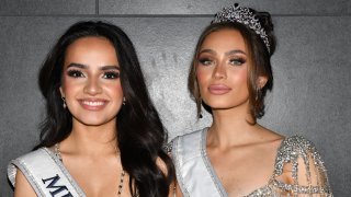 Miss Teen USA 2023, UmaSofia Srivastava y Miss USA 2023, Noelia Voigt, en un evento en febrero pasado en Nueva York.