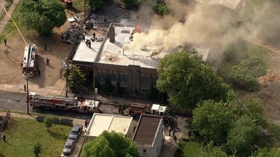 En video: fuertes llamas acaparan estructura vacante en Camden
