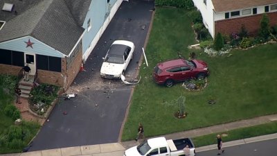 Aparatoso accidente entre dos vehículos se lleva la fachada de una casa