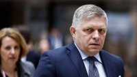 Hieren a tiros al primer ministro de Eslovaquia, según reportes