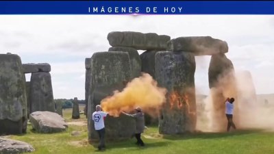 Dos ecologistas detenidos tras rociar con pintura naranja el monumento de Stonehenge en Inglaterra