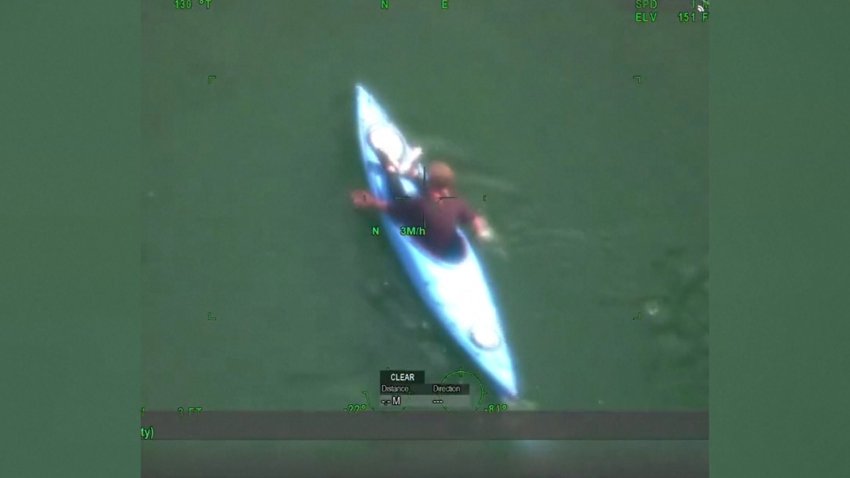 Un hombre rema en un kayak