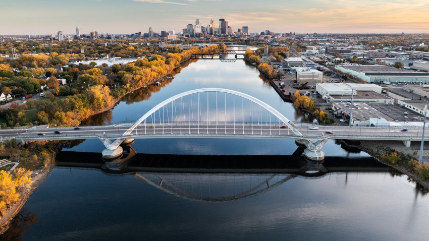 Vista aérea de Minneapolis, Minnesota y el puente Lowry Ave sobre el río Mississippi.