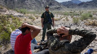 Los arrestos en la frontera bajaron por tercera vez consecutiva.