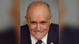 La fotografía policial de Rudy Giuliani se le tomó al momento de pagar la fianza de $10,000.