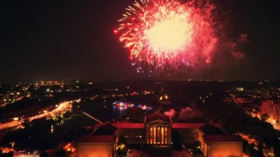 Se ilumina el cielo en Filadelfia con fuegos artificiales del 4 de julio