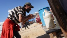 Un palestino desplazado se salpica la cara con agua durante una ola de calor en Deir al-Balah, en el centro de la Franja de Gaza, el 11 de junio de 2024, en medio del conflicto en curso entre Israel y el grupo militante palestino Hamas.