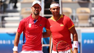 Novak Djokovic, del equipo de Serbia (izq.), y Rafael Nadal, del equipo de España, posan para una fotografía antes del partido de segunda ronda de individuales masculinos del tercer día de los Juegos Olímpicos de París 2024 en Roland Garros el 29 de julio de 2024 en París, Francia.