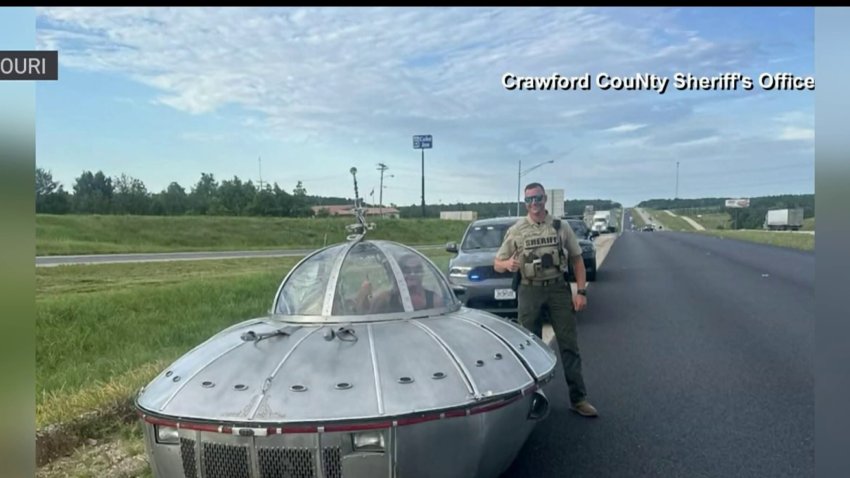 Un policía del condado Crawford, Missouri, detuvo a un auto en forma de nave espacial que se dirigía al oeste, a Roswell, Nuevo México, para asistir a un festival de OVNIs que comienza el 5 de julio.