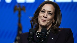 La vicepresidente Kamala Harris está en el blanco de las críticas de Donald Trump.