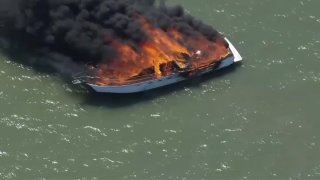 Imágenes aéreas mostraron la embarcación envuelta en llamas.  