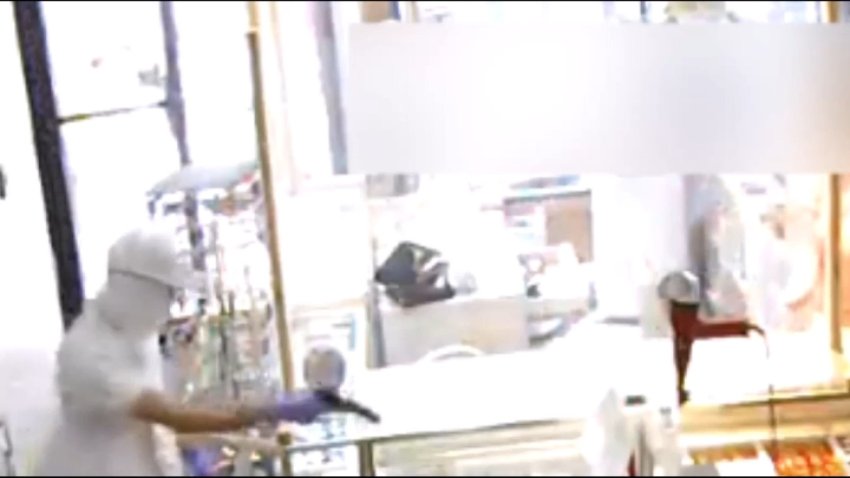En video: ladrón armado de pistola y martillo atraca joyería
