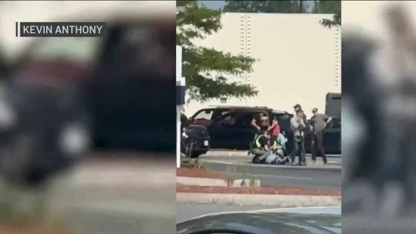 Video del arresto de exdetective acusado de la muerte de joven