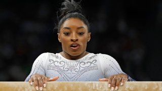 Simone Biles, durante la final de barra de los Juegos Olímpicos de parís 2004, en la que quedó fuera del podio tras sufrir una caída.