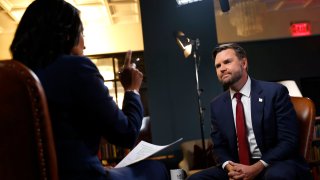 La periodista de NBC News, Kristen Welker, durante su entrevista con el compañero de fórmula de Trump, JD Vance, el martes.