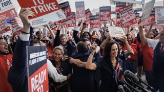 Julie Hedrick, presidenta de la Asociación de Auxiliares de Vuelo Profesionales, a la derecha, anuncia la autorización de una huelga frente al Aeropuerto Internacional de Dallas-Fort Worth, cerca de Dallas, el 30 de agosto de 2023.