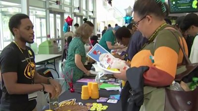 Festejan en el colegio comunitario de Filadelfia el día de registro de votantes