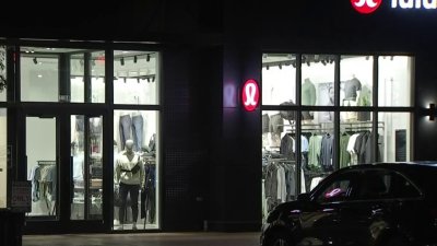 Pareja intenta robar ropa de Lululemon en centro comercial